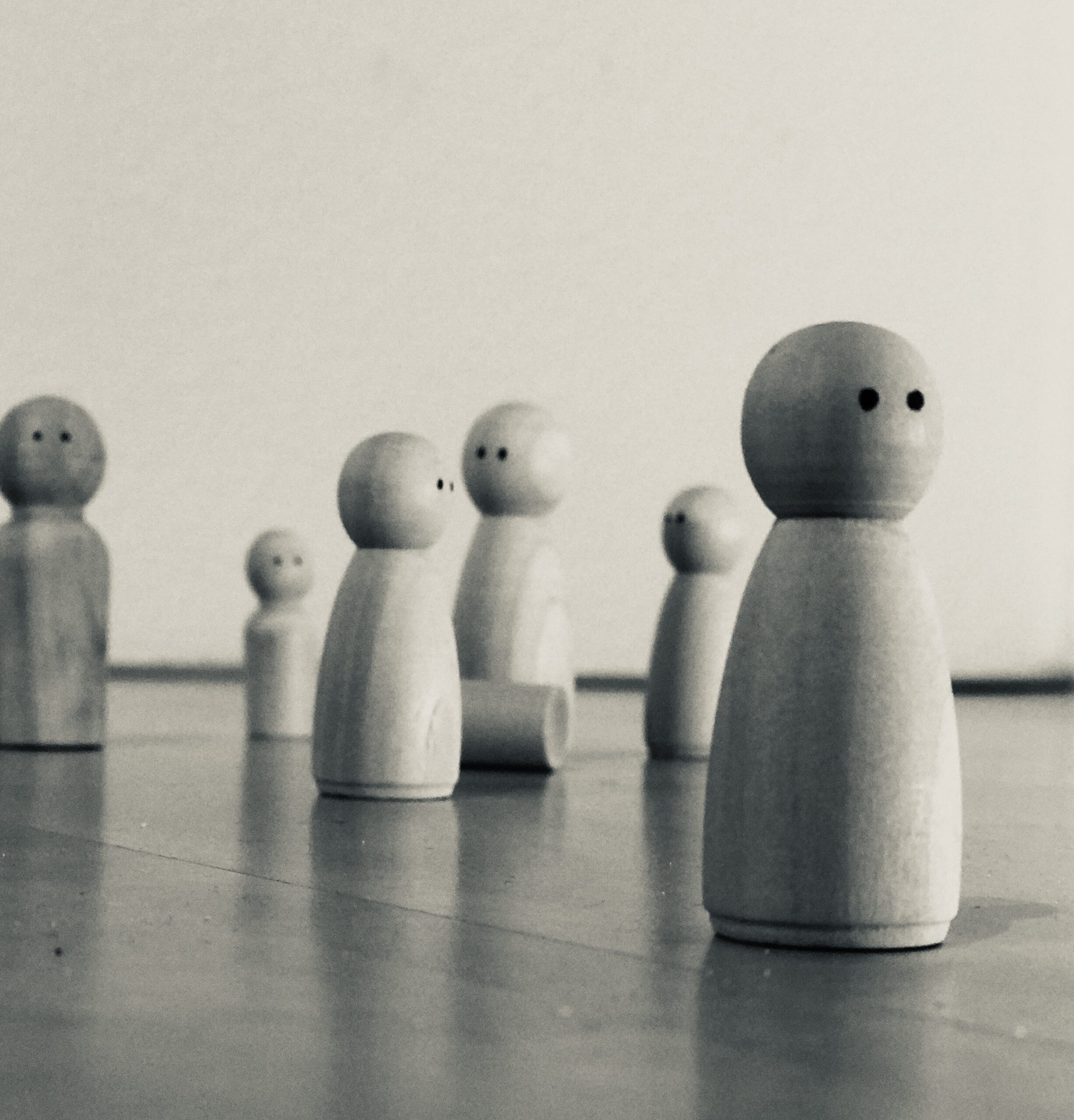 poppetjes die een familie opstelling uitbeelden
