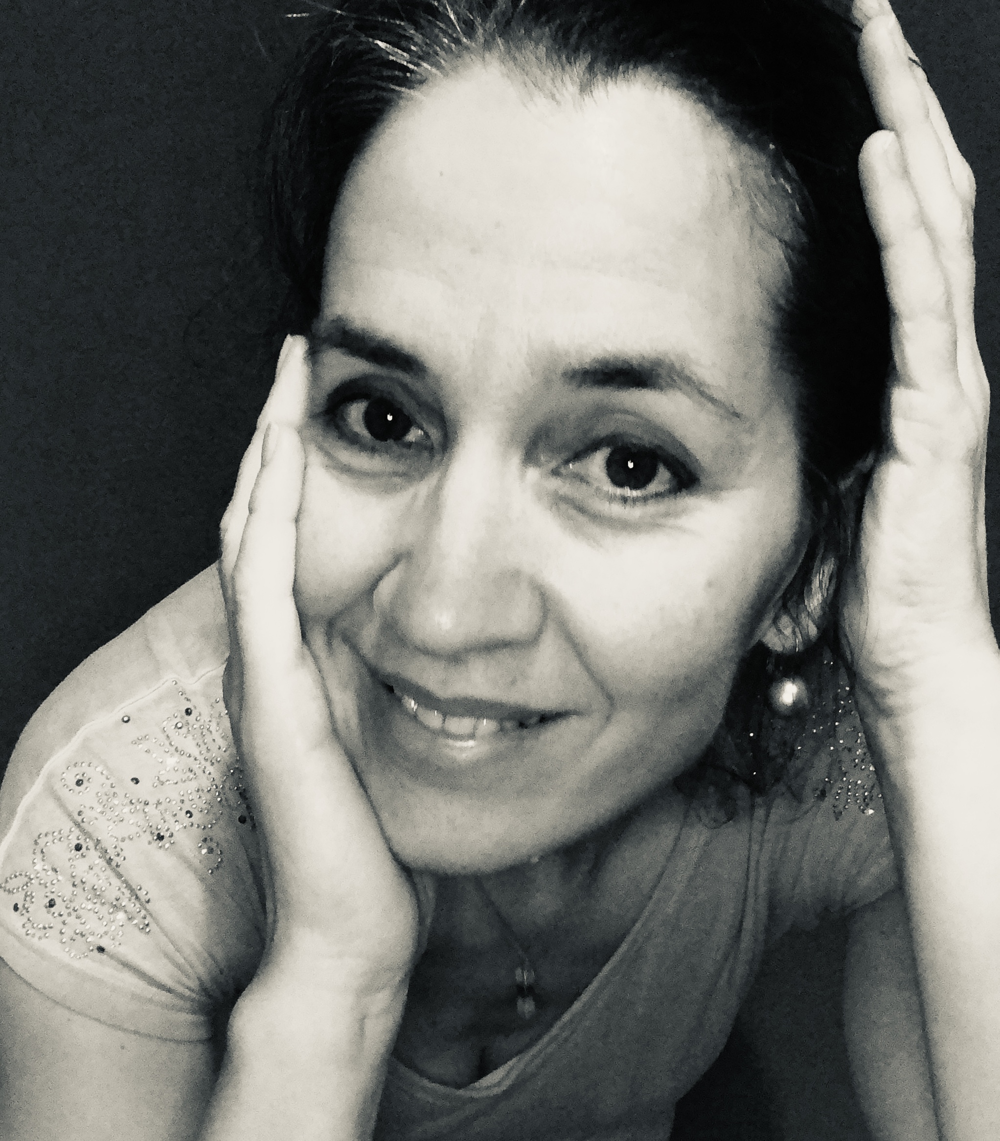 Vrouw die lacht, houd handen om hoofd