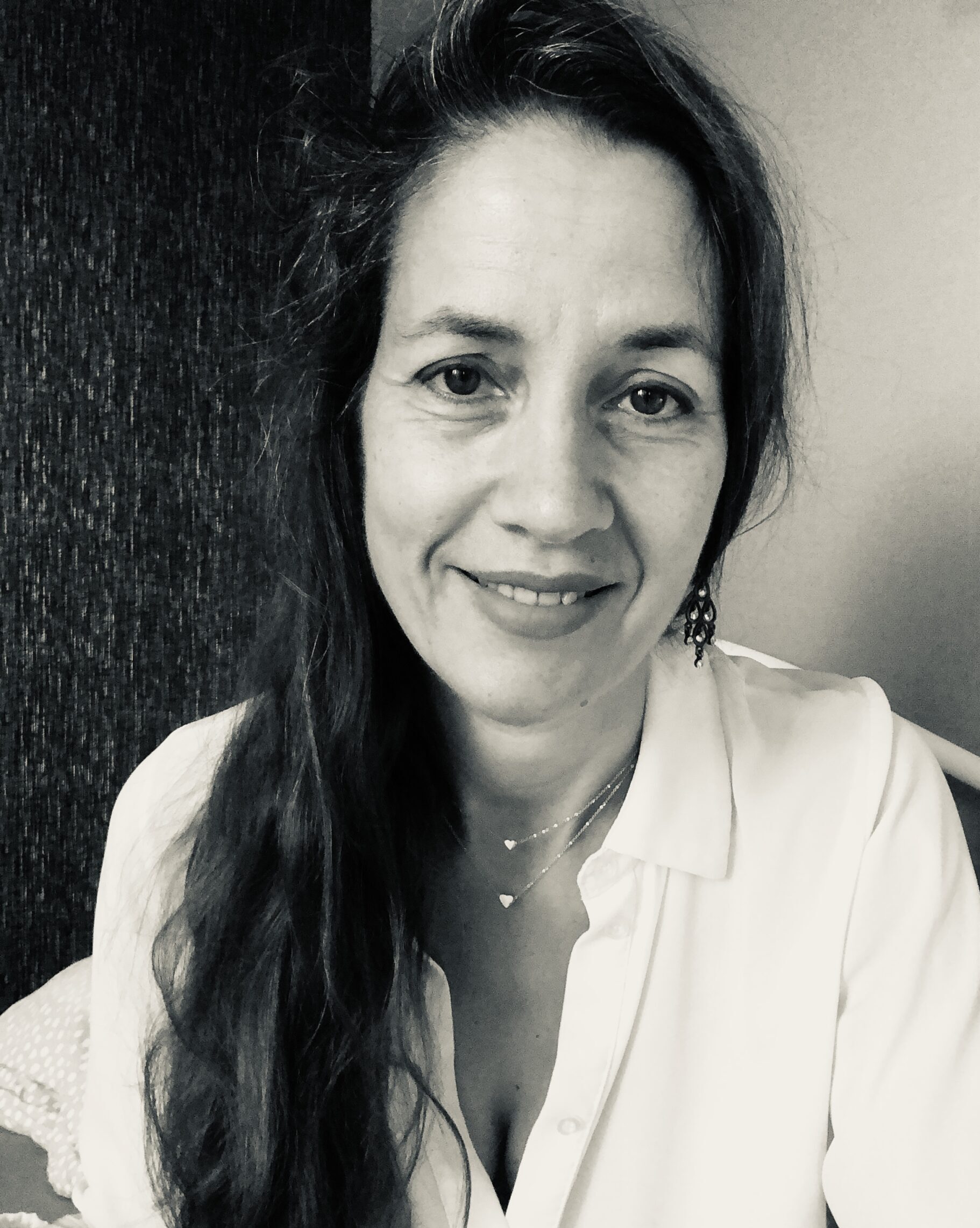 Vrouw zittend op bed, wat is intimiteit eigenlijk?