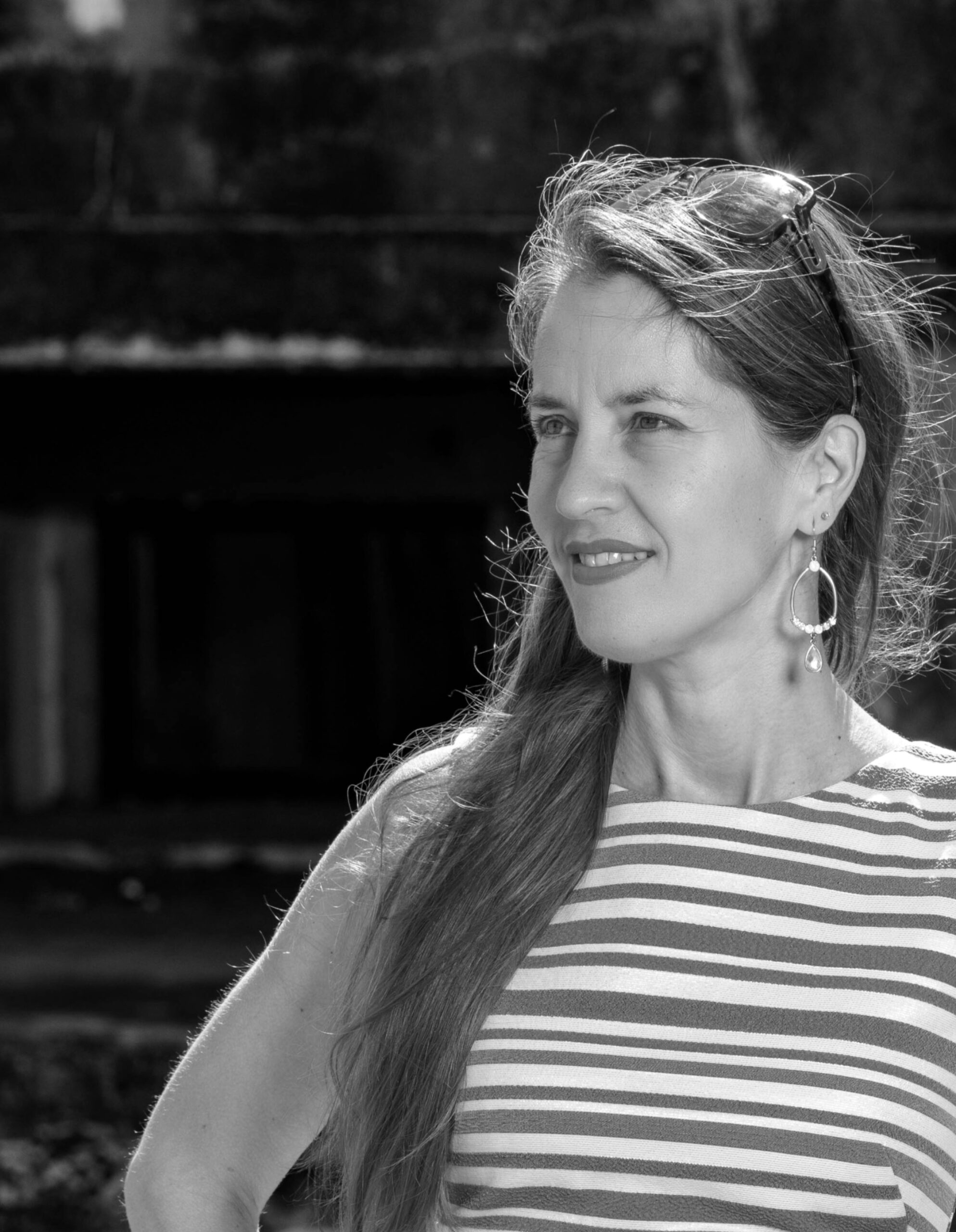 Eveline kijkt opzij